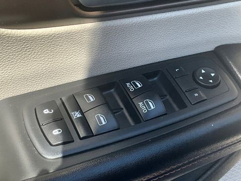 Used 2018 Chrysler Pacifica Touring-L FWD image 26
