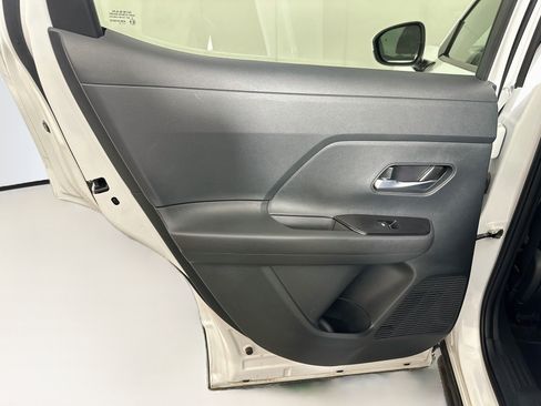 Used 2025 Nissan Kicks SV AWD/4WD image 24
