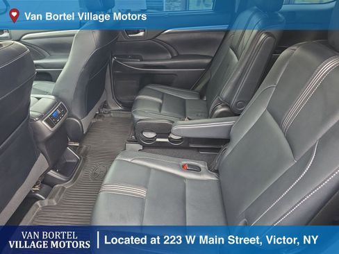 Used 2018 Toyota Highlander SE image 28