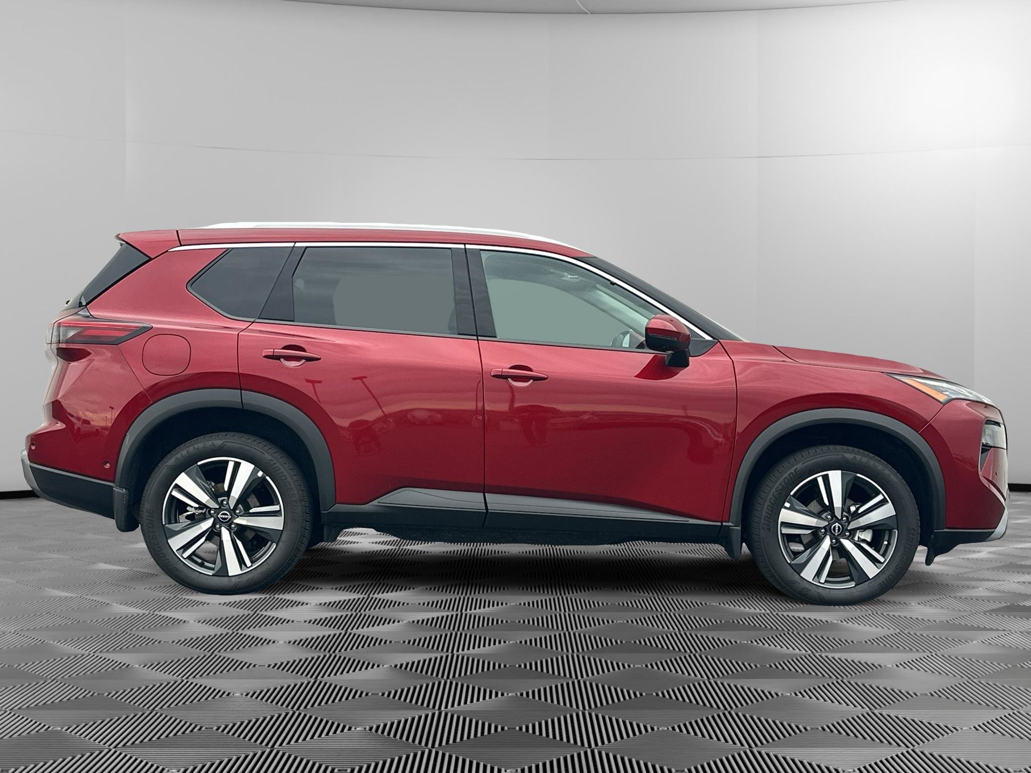 Used 2025 Nissan Rogue SL AWD/4WD image 3