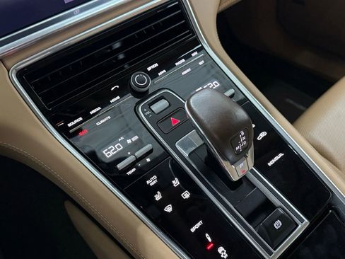 Used 2020 Porsche Panamera image 32