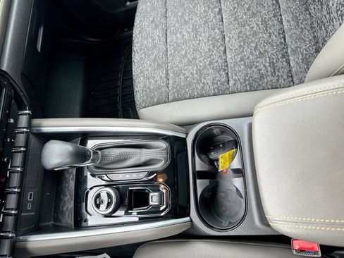 Used 2024 Chevrolet Colorado ZR2 w/ Technology Package AWD/4WD image 19