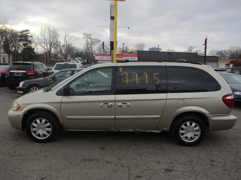 Used 2007 Chrysler Town & Country Touring FWD image 4