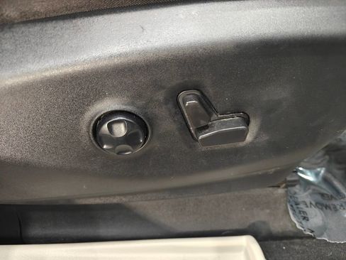 Used 2021 Chrysler Pacifica Touring-L w/ Uconnect Theater Family Group FWD image 23