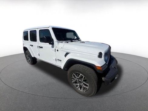 Used 2025 Jeep Wrangler Sahara image 2