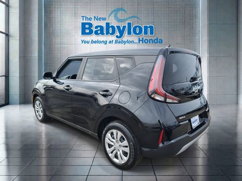 Used 2023 Kia Soul LX image 3