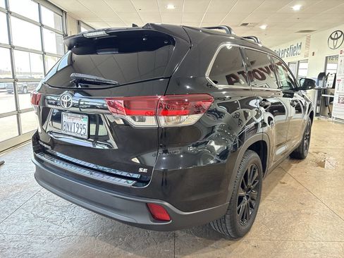 Used 2019 Toyota Highlander SE FWD image 2