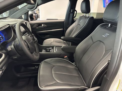 New 2027 Chrysler Pacifica Limited FWD image 11