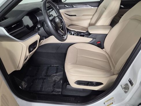 Certified 2024 Jeep Grand Cherokee Limited w/ Luxury Tech Group II image 9