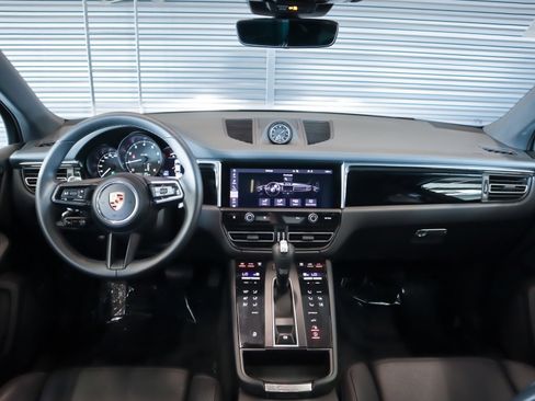 Used 2025 Porsche Macan image 15