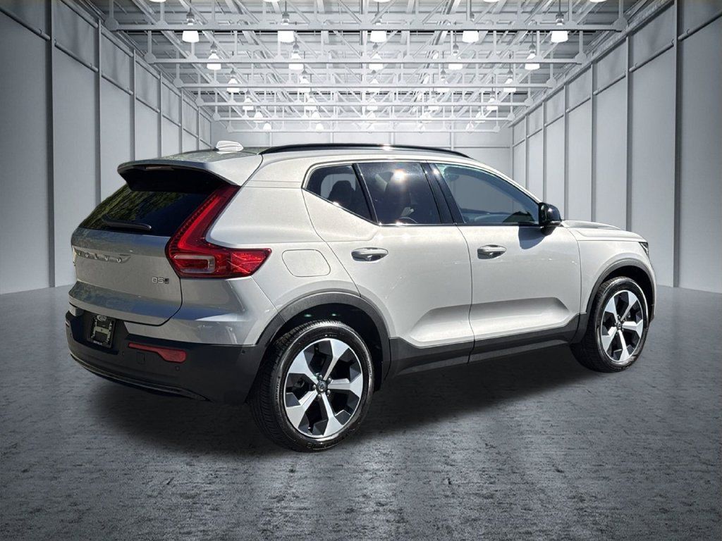 Used 2025 Volvo XC40 B5 Plus AWD/4WD image 9