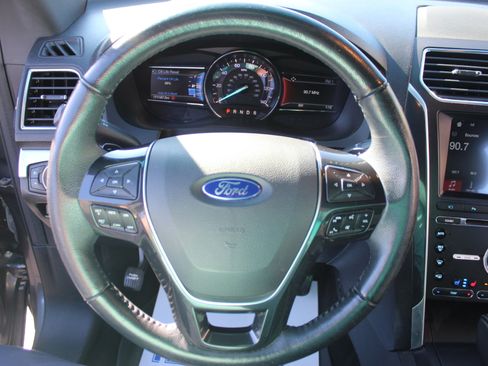 Used 2017 Ford Explorer Limited image 16