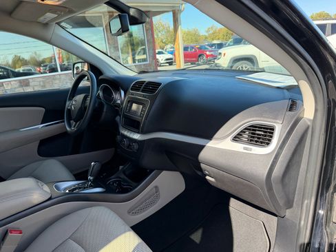 Used 2020 Dodge Journey SE image 25