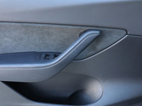 Used 2021 Tesla Model Y Long Range image 12