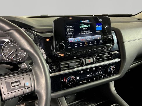 Used 2025 Nissan Pathfinder SL AWD/4WD image 9