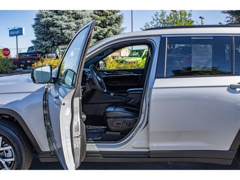 Used 2024 Jeep Grand Cherokee L Limited AWD/4WD image 30