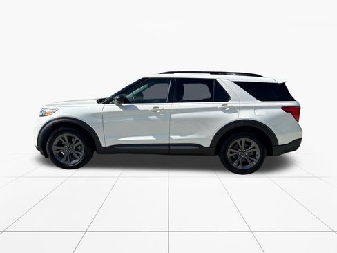 Used 2023 Ford Explorer XLT w/ Equipment Group 202A AWD/4WD image 4
