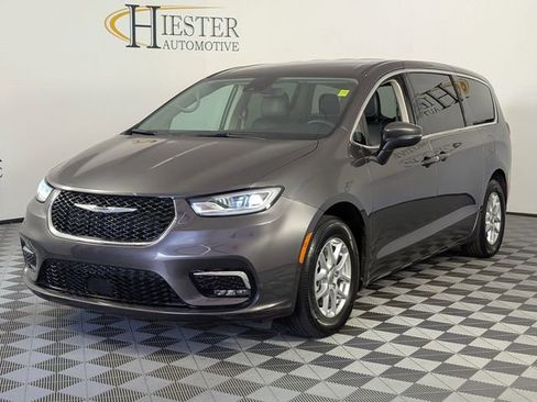 Used 2023 Chrysler Pacifica Touring-L image 4