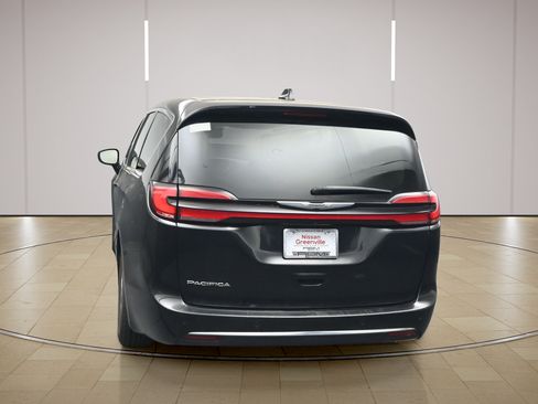 Used 2023 Chrysler Pacifica Touring-L FWD image 6