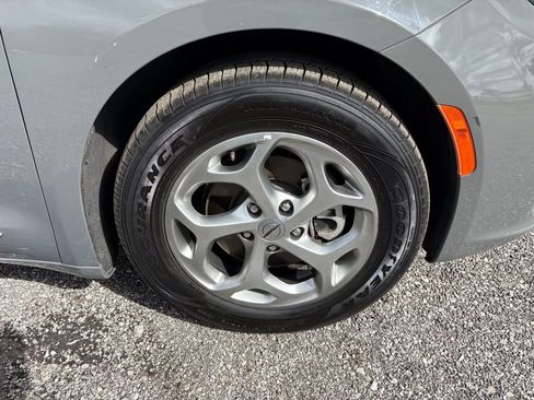 Used 2023 Chrysler Pacifica Limited image 19