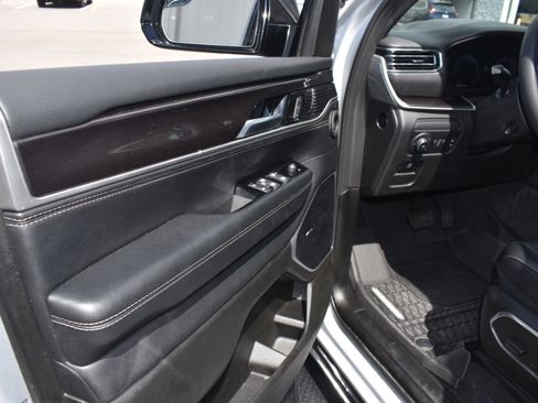 Used 2024 Jeep Wagoneer 4WD w/ Premium Group I image 25