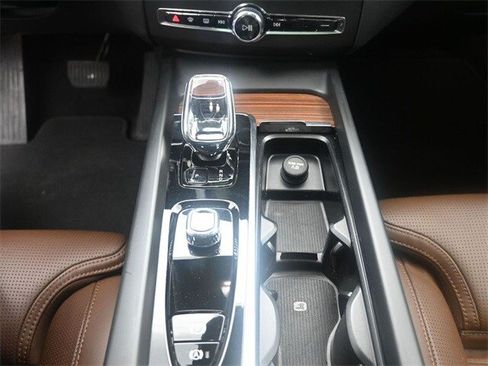 Used 2023 Volvo XC60 B5 Ultimate w/ Protection Package Premier FWD image 13