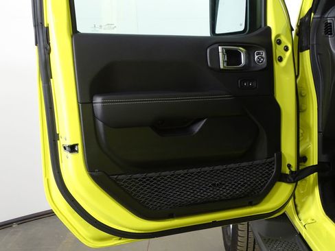 Used 2023 Jeep Wrangler Unlimited Sahara w/ Cold Weather Group image 17