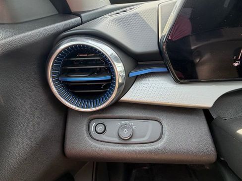 Used 2025 Chevrolet Trax LT image 16