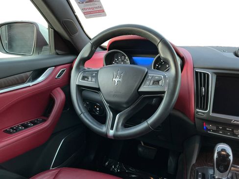 Used 2018 Maserati Levante GranLusso image 12