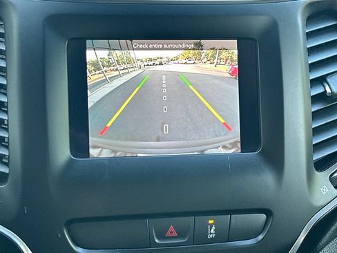 Used 2021 Jeep Cherokee Latitude FWD image 21