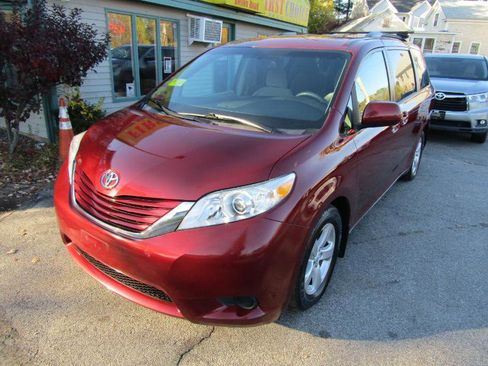 Used 2017 Toyota Sienna LE image 49