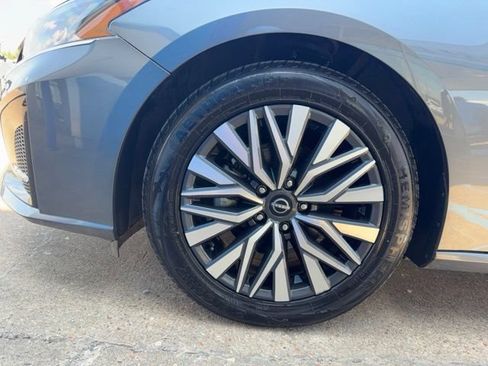 Used 2025 Nissan Altima 2.5 SV FWD image 5