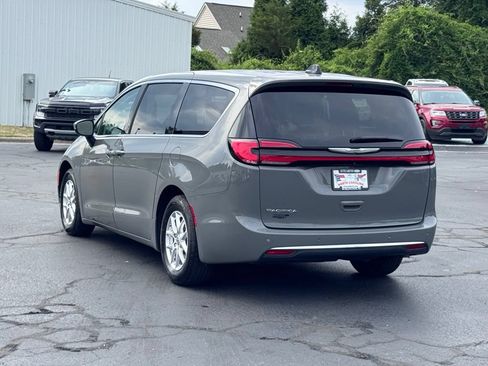 Used 2023 Chrysler Pacifica Touring-L FWD image 14
