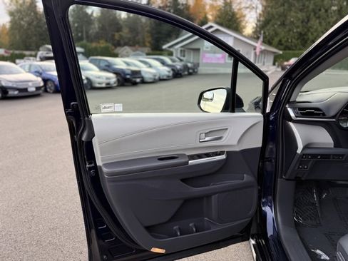 Used 2021 Toyota Sienna XLE image 12