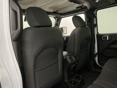 Used 2025 Jeep Wrangler Unlimited Sahara AWD/4WD image 15