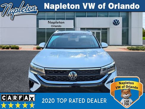 Used 2023 Volkswagen Taos SE w/ Panoramic Sunroof Package image 2