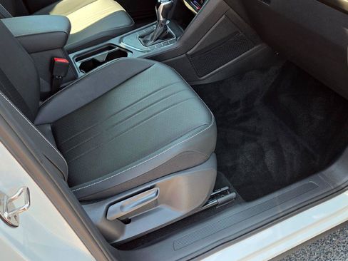 Certified 2023 Volkswagen Tiguan SE w/ Panoramic Sunroof Package FWD image 52