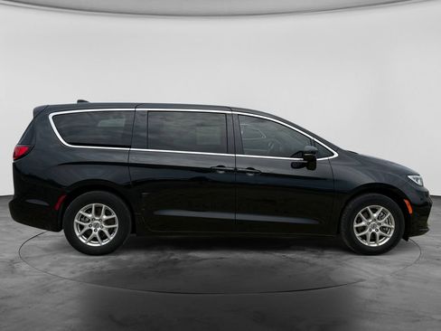 Used 2023 Chrysler Pacifica Touring-L FWD image 11