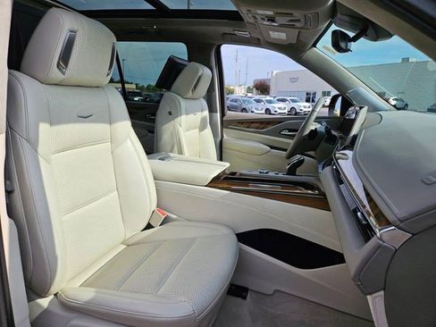 Used 2023 Cadillac Escalade Premium Luxury Platinum w/ Heavy-Duty Trailer Package image 23