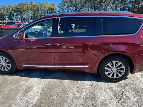 Used 2018 Chrysler Pacifica Touring-L image 11