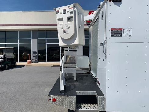 Used 2019 Ford E-350 and Econoline 350 Super Duty image 28