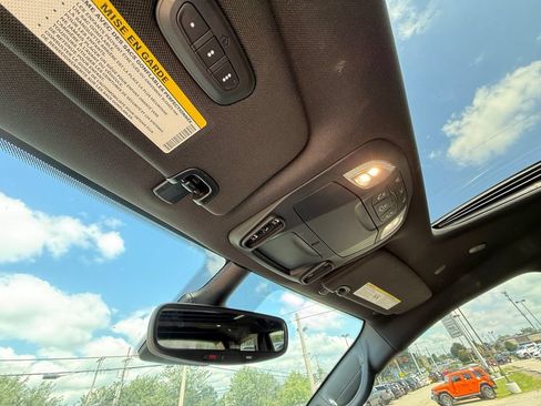 Used 2025 Chrysler Pacifica Limited FWD image 22