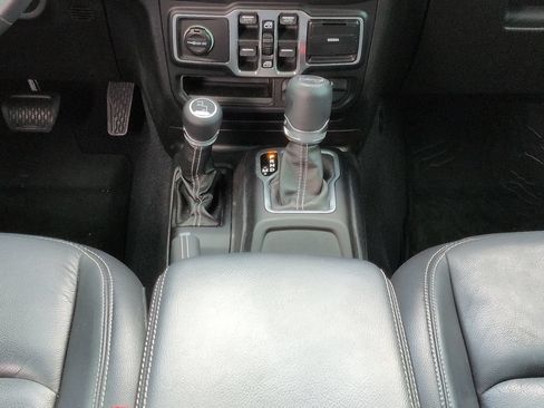 Used 2018 Jeep Wrangler Unlimited Sahara AWD/4WD image 19