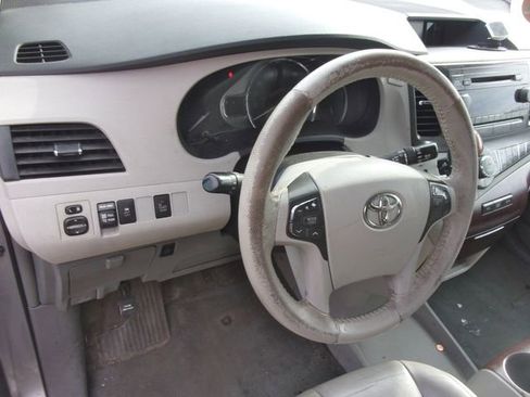 Used 2014 Toyota Sienna XLE image 10