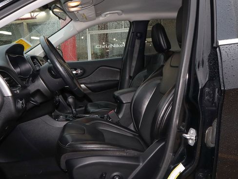 Used 2019 Jeep Cherokee Latitude Plus w/ Cold Weather Group FWD image 7