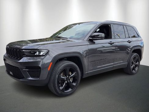 Used 2023 Jeep Grand Cherokee Altitude RWD image 3