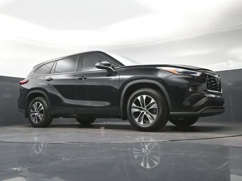 Used 2022 Toyota Highlander XLE AWD/4WD image 24