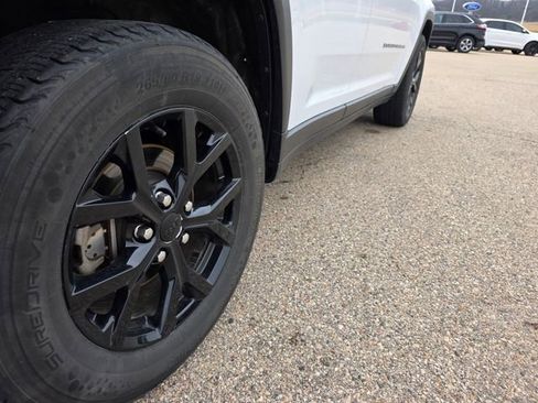 Used 2023 Jeep Grand Cherokee Limited image 40