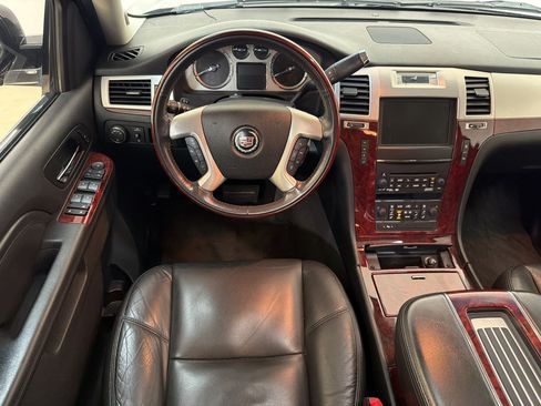 Used 2011 Cadillac Escalade Luxury AWD/4WD image 25