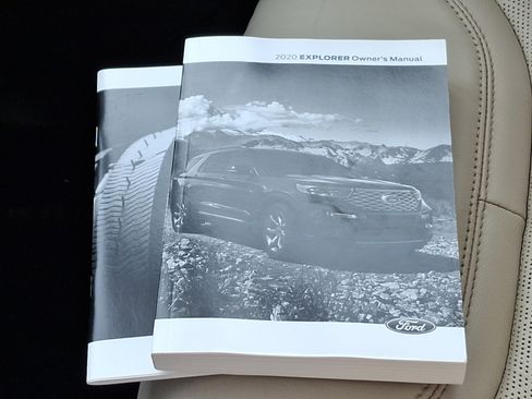 Used 2020 Ford Explorer Platinum w/ Premium Technology Package image 29